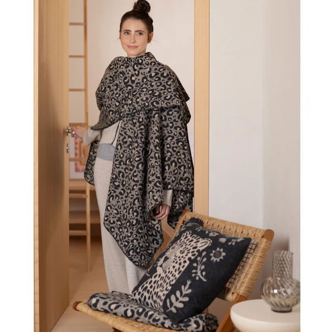 SILVRETTA Poncho-Decke leo one size (GRS) von David Fussenegger aus hochwertiger Recyclingbaumwolle mit Kissen und Decke