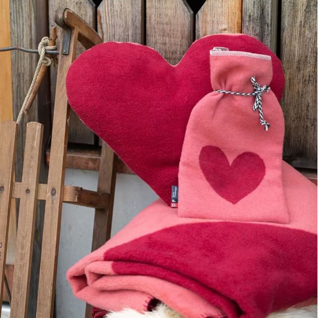 SILVRETTA Wärmflasche “Herz” 2 Liter (GRS) mit Decke und Kissen