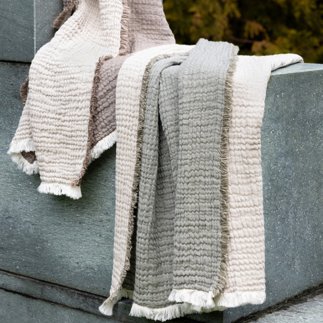 NORA Baumwolldecke von Eskimo – Doubleface-Wendedecke mit Schalfransen
