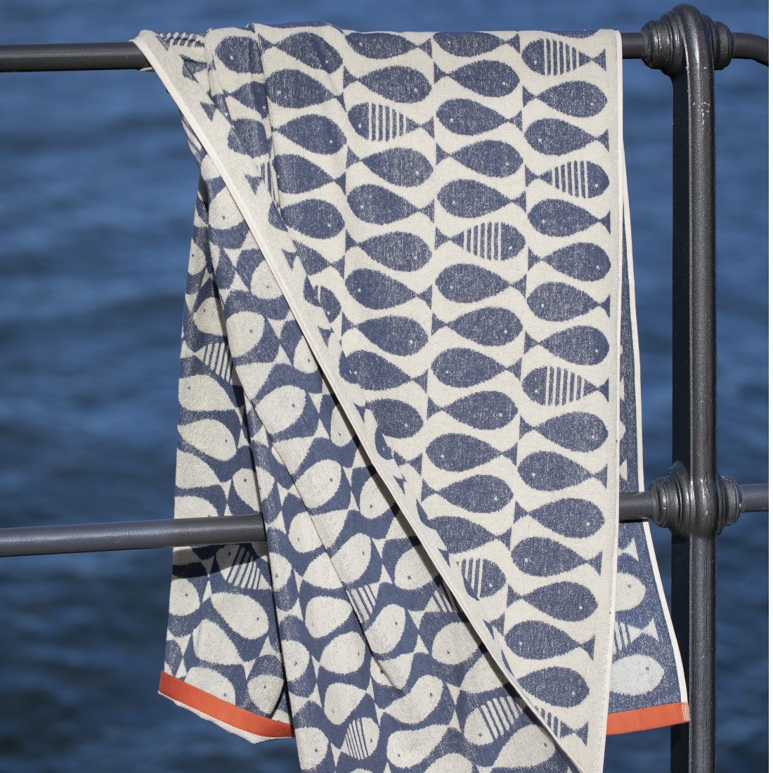 PLAYA Frottee‑Strandtuch Sardines – David Fussenegger