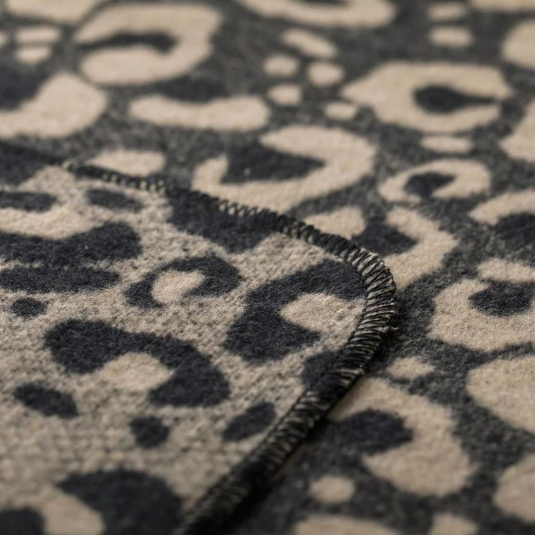 SILVRETTA Poncho-Decke leo one size Detailansicht