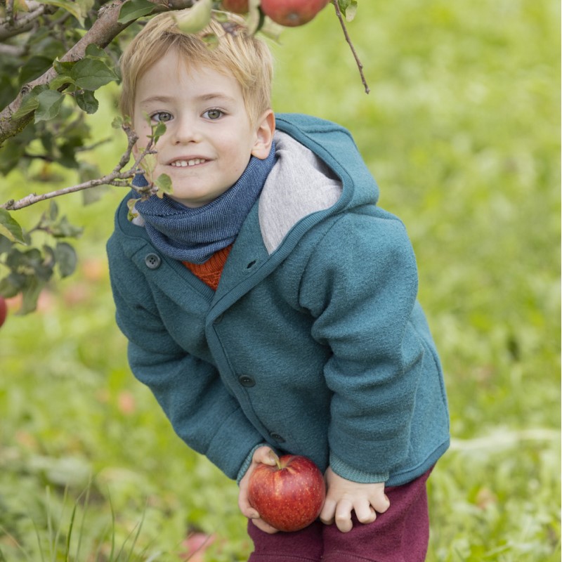 Kind mit Wollwalk Jacke
