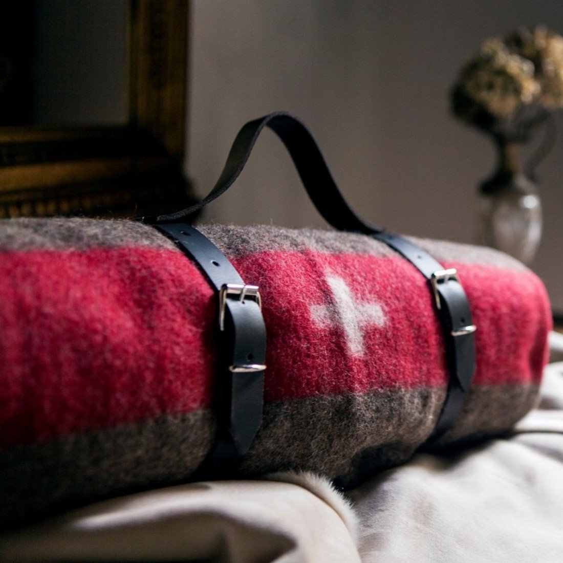 Armeedecke gerollt mit Ledergurt