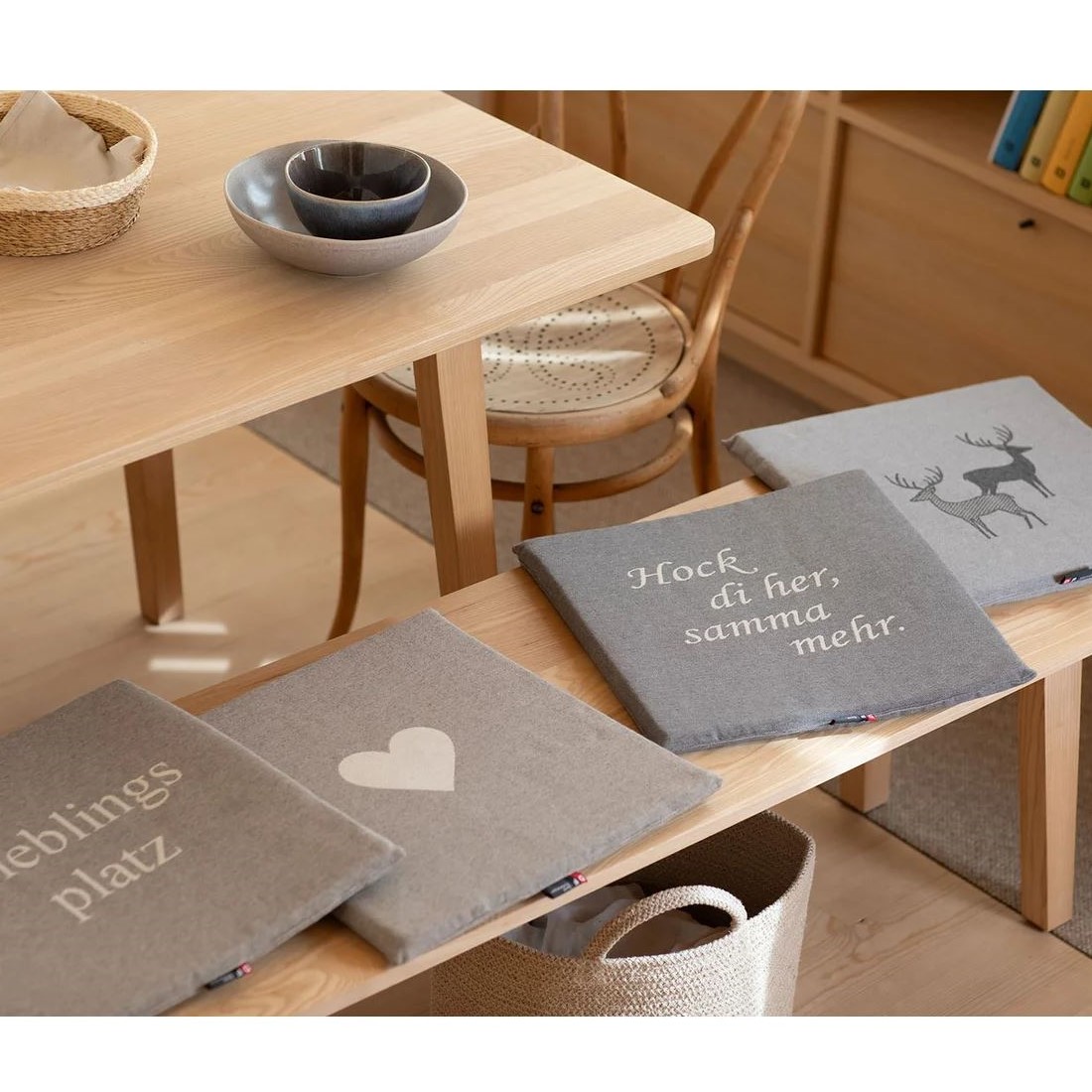 Porto Sitzkissen 4 verschiedene Designs auf einer Bank von David Fussenegger