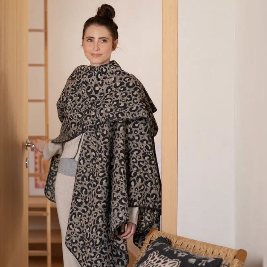 SILVRETTA Poncho-Decke leo one size (GRS) von David Fussenegger