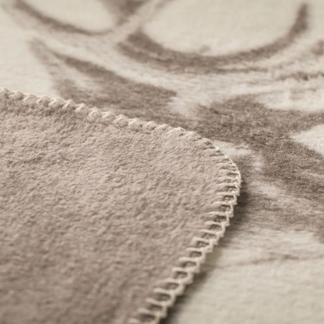 Savona Wohndecke Hirschkopf GRS Farbe schlamm von David Fussenegger Detailansicht Zierumrandung