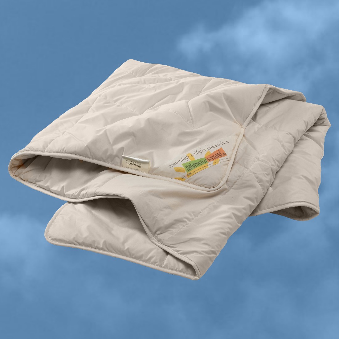 Tencel Lyocell Sommer Bettdeck vor sommerlichem Hintergrund