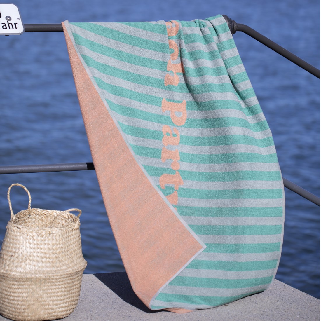 PLAYA Frottee‑Strandtuch Beach Party von David Fussenegger