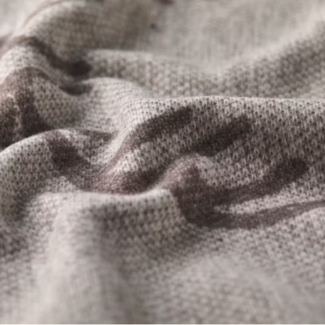 david fussenegger Luca Flanelldecke hirsch struktur braun Leichte Kuscheldecke detail