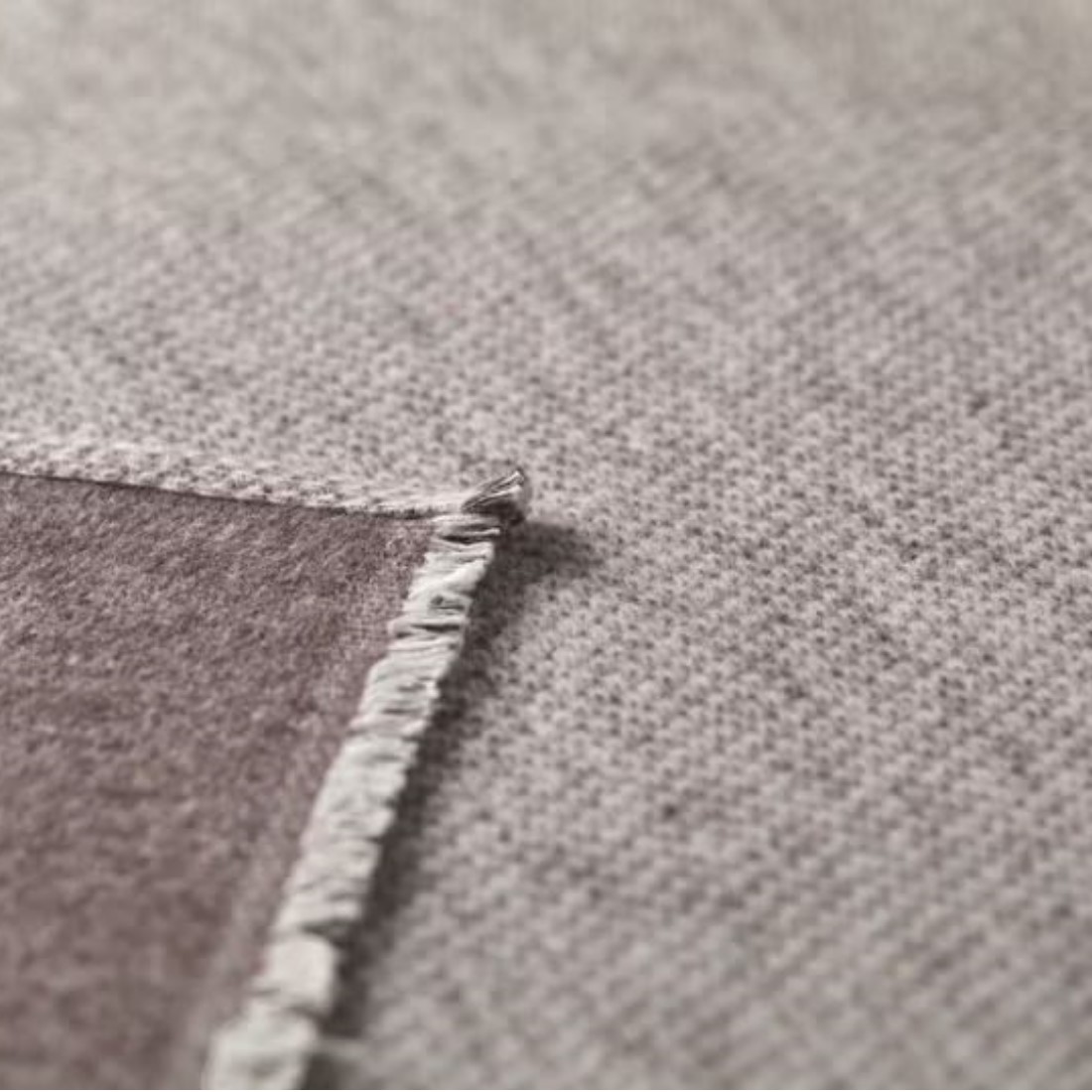 david fussenegger Luca Flanelldecke hirsch struktur braun Leichte Kuscheldecke detailansicht