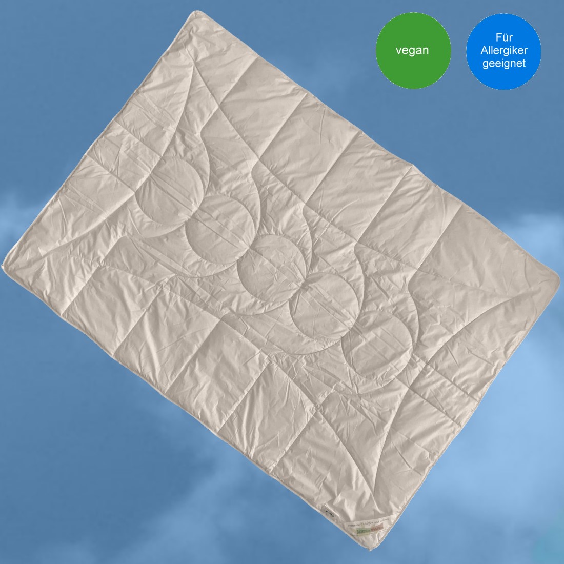 Tencel Lyocell Sommer Bettdecke Vegan für Allergiker geeignet vor sommerlichem Hintergrund