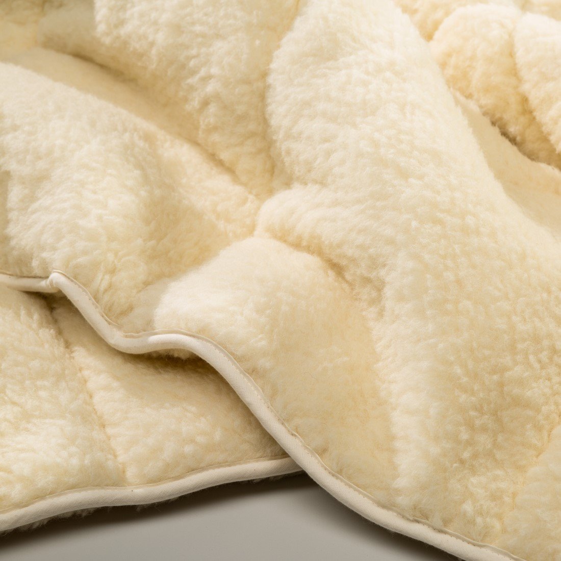 Merino Schafschurwolle Bettdecke Locke, Naturhaar Bettdecke in Wollsiegelqualität Detailansicht