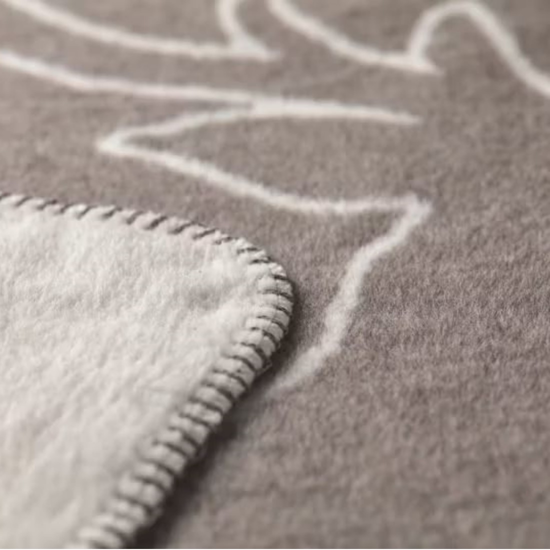 David Fussenegger Savona Kuscheldecke Hirschköpfe linear GRS rohweis Detail Ketteleinfassung