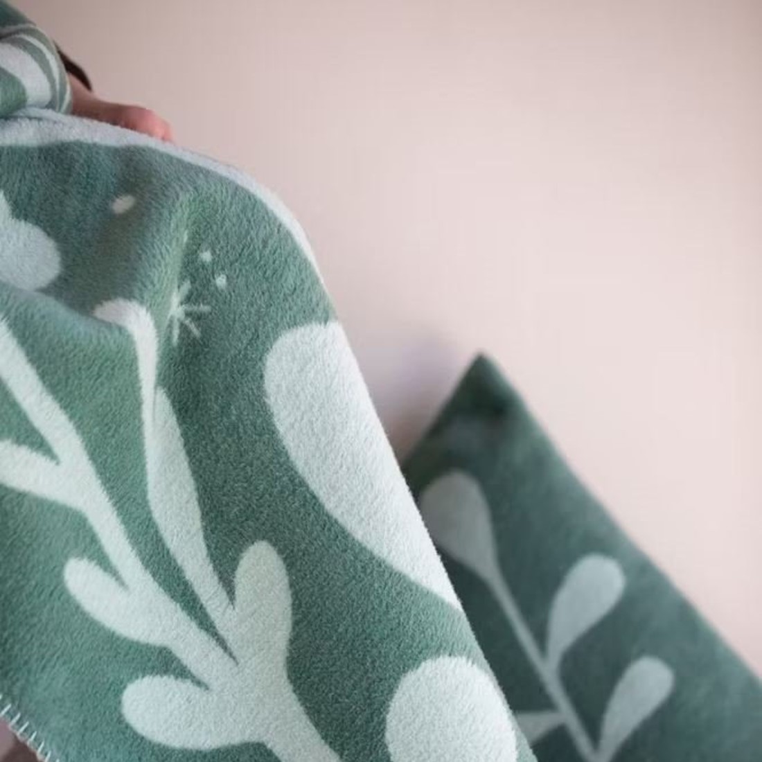 Savona Wohdecke mit folkloristischem Muster Detailansicht