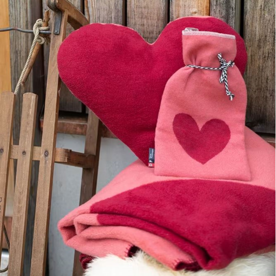 SAVONA Wohndecke “Herz” (GRS)  mit Wärmeflasche und Kissen