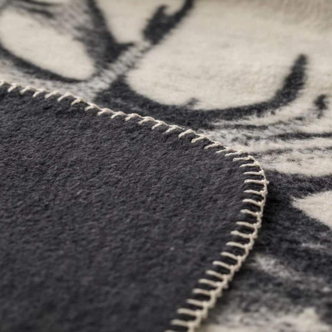 David Fussenegger Savona Wohndecke Hirschkopf GRS Farbe anthrazit Detailansicht