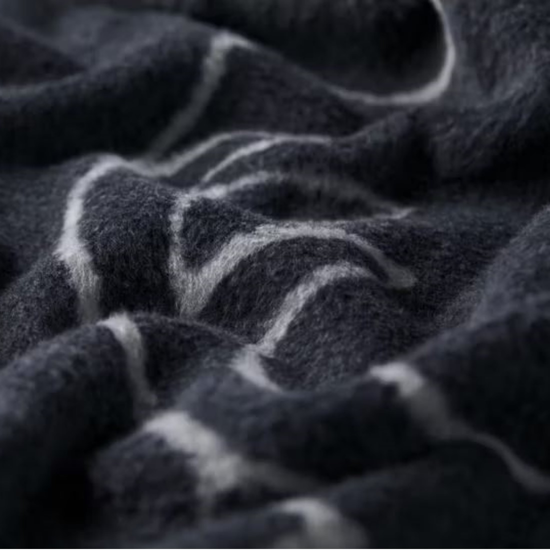 Savona Kuscheldecke Hirschköpfe linear GRS von David Fussenegger anthrazut Detail