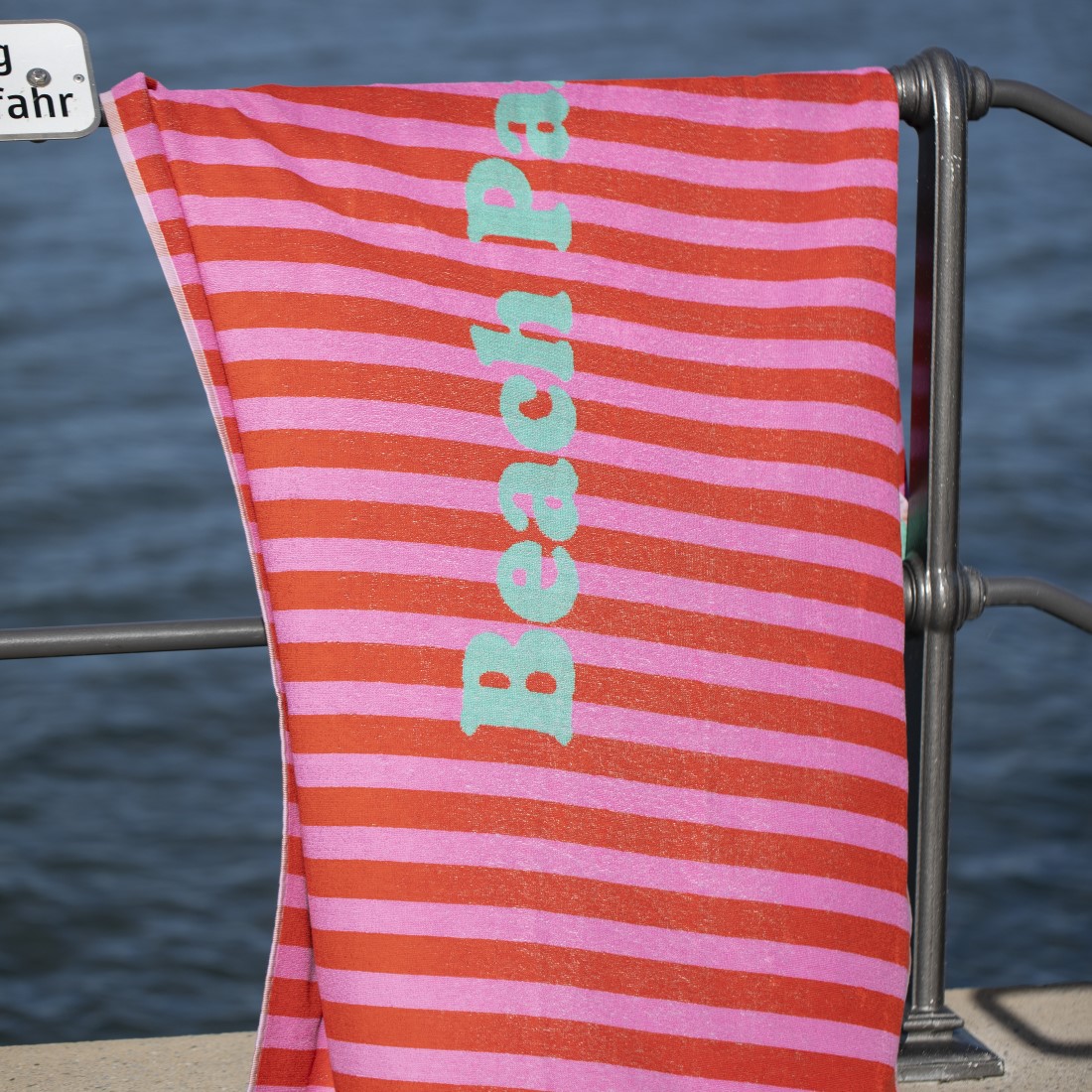 PLAYA Frottee‑Strandtuch Beach Party von David Fussenegger