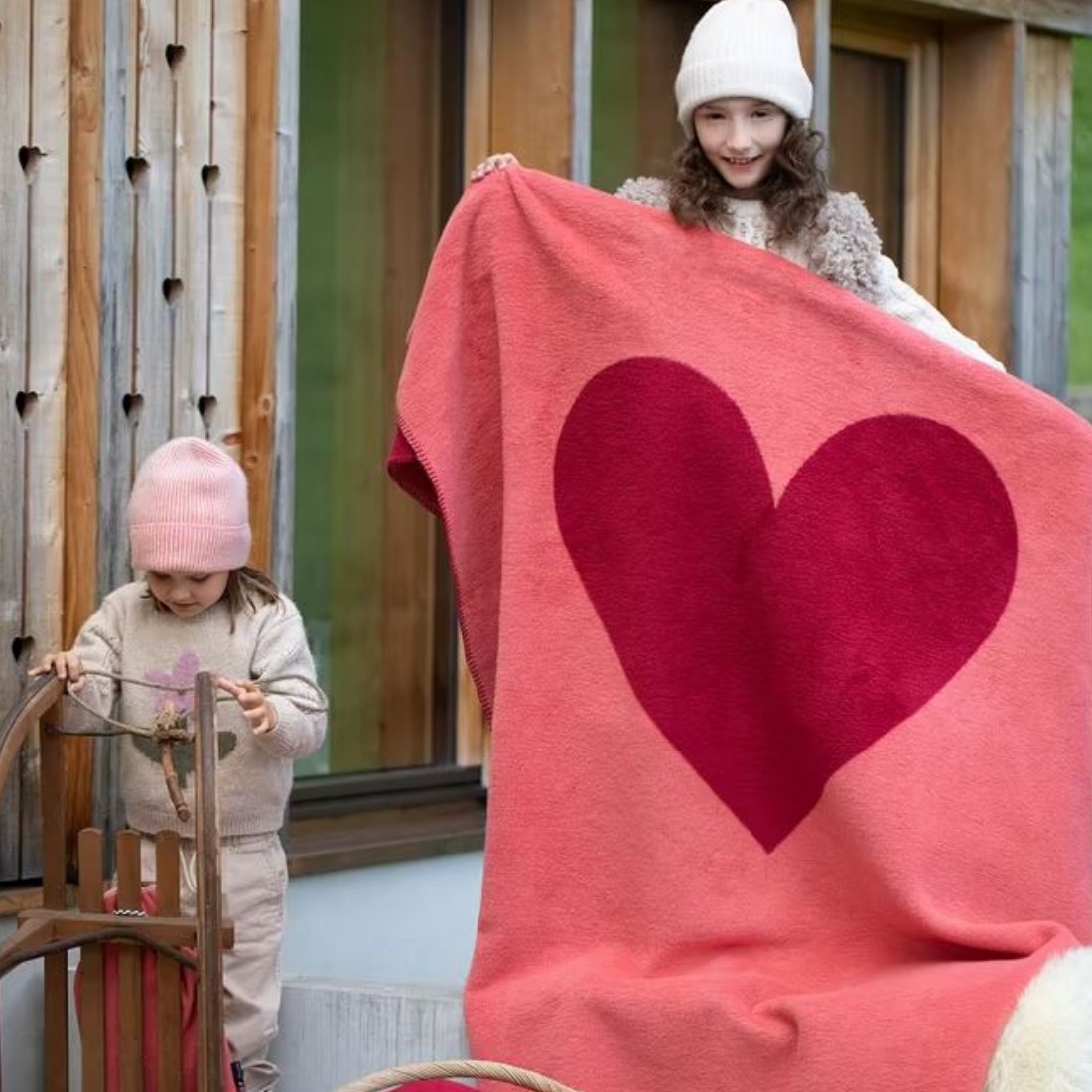 Savona Wohndecke Herz von David Fussenegger ist der Inbegriff von Gemütlichkeit