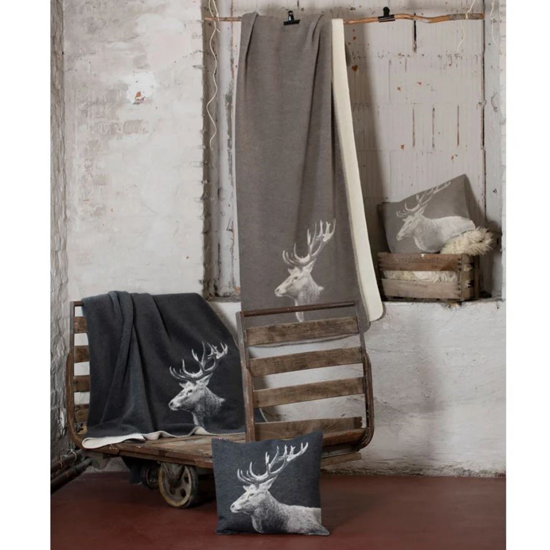 Savona Wohndecke Hirschkopf GRS von David Fussenegger aus hochwertigen Recyclinggarnen hergestellt