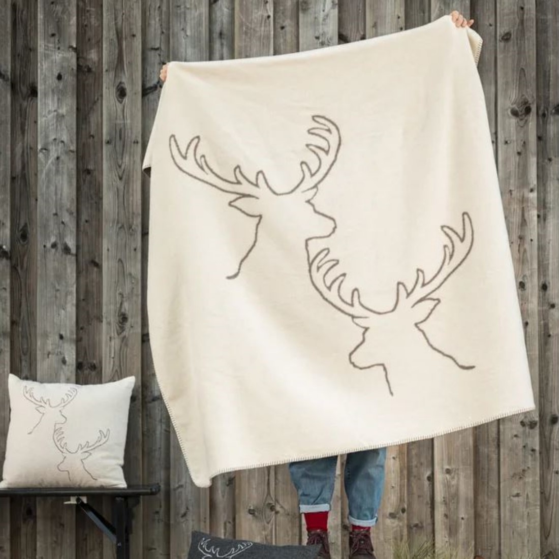 Savona Kuscheldecke Hirschköpfe linear GRS von David Fussenegger rohweiss
