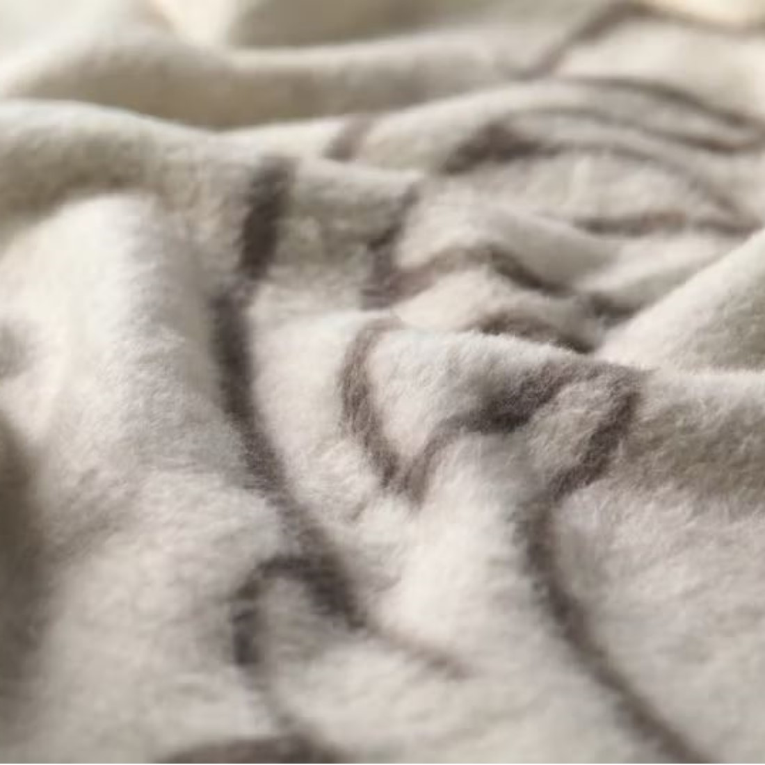 Savona Kuscheldecke Hirschköpfe linear GRS von David Fussenegger rohweiss Detailansicht