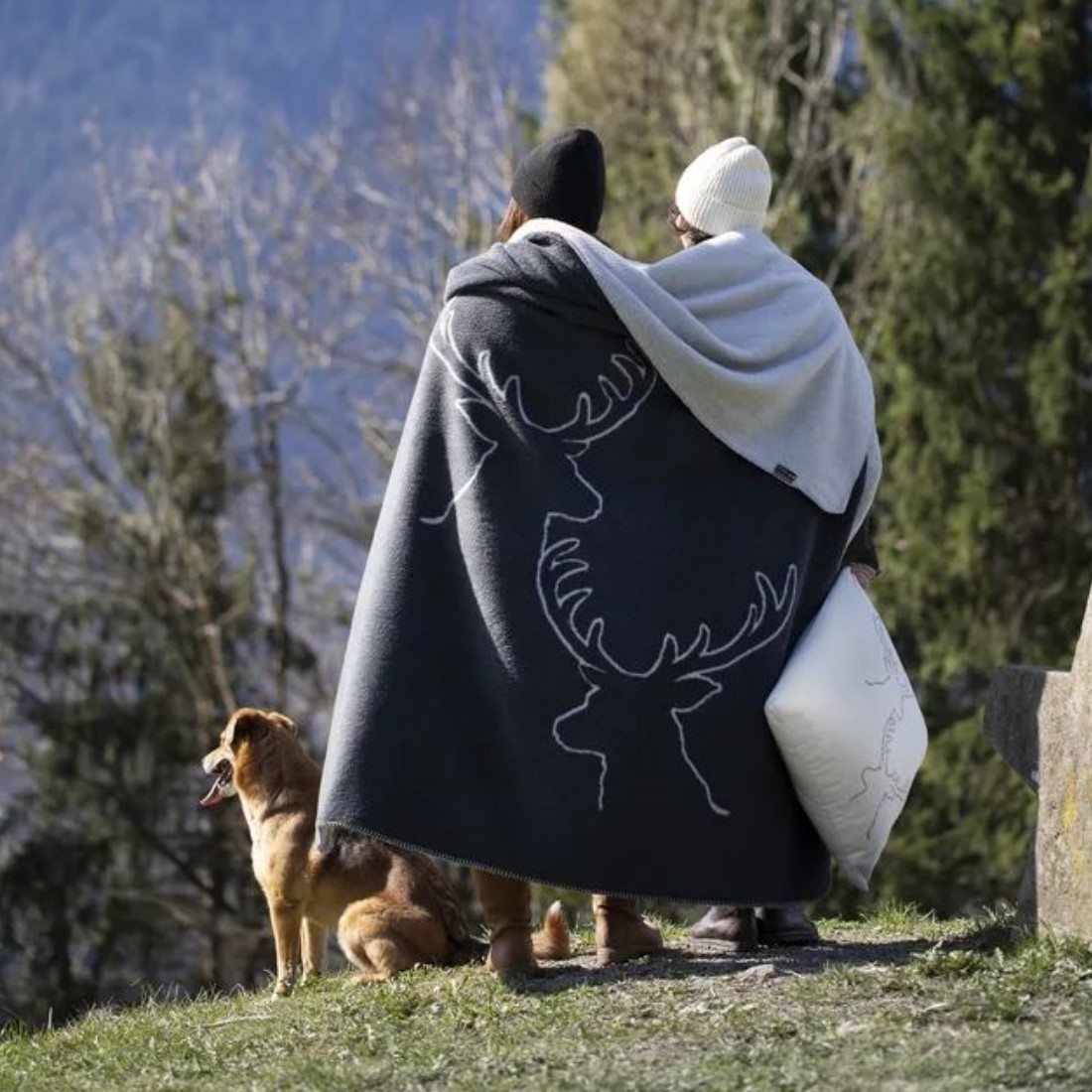 Savona Kuscheldecke Hirschköpfe linear GRS von David Fussenegger anthrazit mit Paar