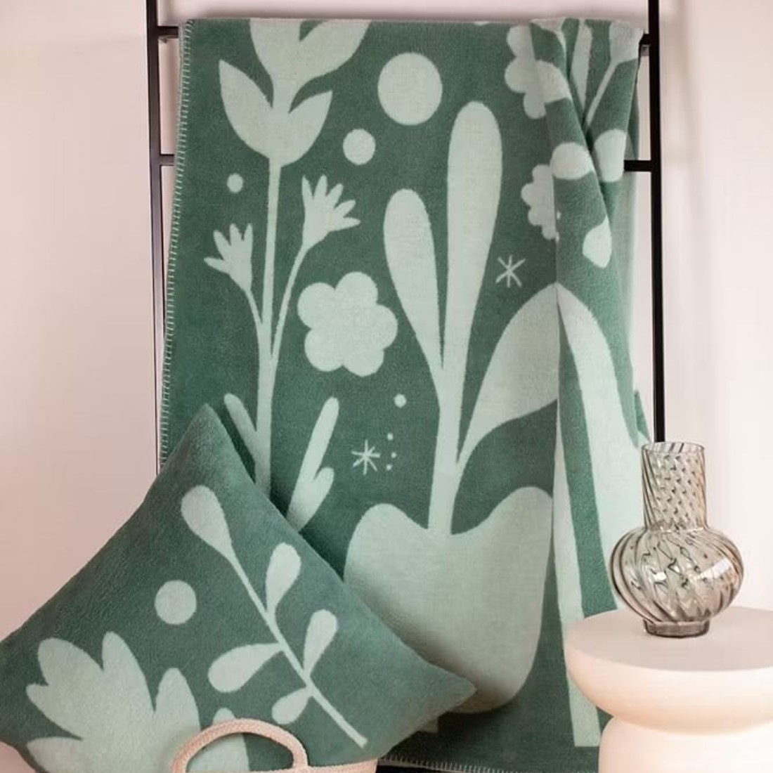 Savona Wohndecke Folklore abstrakt mit Kissen von David Fussenegger