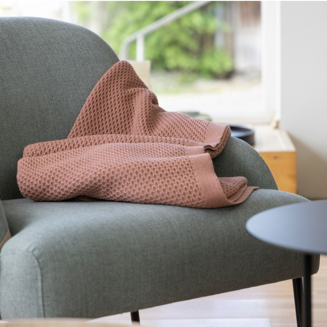 rosane Strickdecke im Wabenmuster von Disana