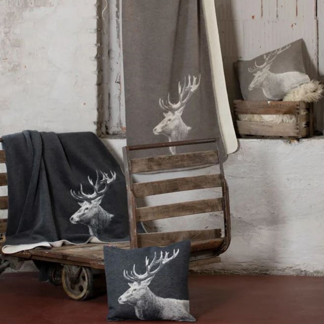 David Fussenegger Savona Wohndecke Hirschkopf GRS aus hochwertigen Recyclinggarnen von David Fussenegger mit Zierumrandung